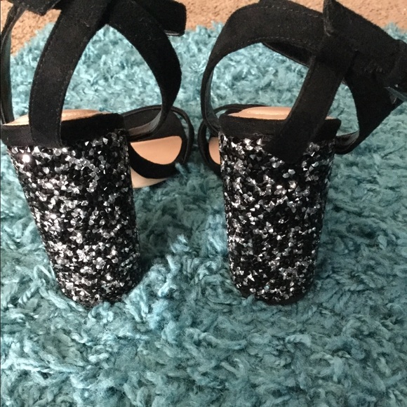 Black chic studded Aldo heels - Picture 2 of 3